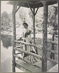Actress Julia Marlowe standing on a platform above a lake) - Burr McIntosh Studio, 18 West 33rd Street LCCN2016652174.jpg