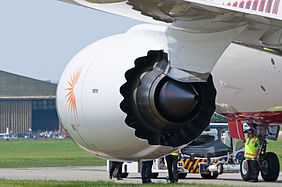 English: GEnx-1B engine of an Air India Boeing 787 (reg. N1008S, c/n 36285/90) flying at Paris Air Show 2013. Deutsch: GEnx-1B Triebwerk einer Air India Boeing 787 (Reg. N1008S, c/n 36285/90) im Flug während der Paris Air Show 2013