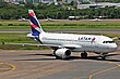 Airbus A320 (LATAM Brazílie) Rafael Luiz (31289852904).jpg