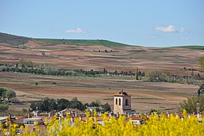 Alalpardo.  Torre de la Iglesia domina el campo.JPG