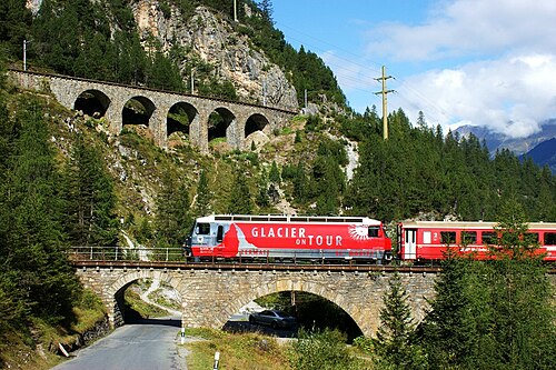 De Albulabahn, een smalspoorlijn in Zwitserland die zowel door toeristische (Glacier Express) als gewone treinen wordt bereden.