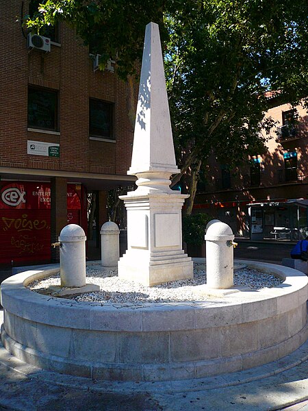 File:Alcalá de Henares - Plaza Canto de San Pedro.jpg