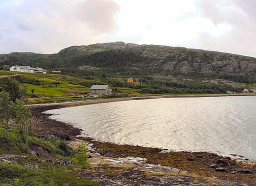 Blick auf die Küste bei Hjemmeluft. Im Hintergrund links das Alta-Museum (UNESCO-Welterbe in Norwegen). AltaRockCarvingsMuseum