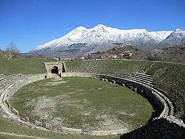 Anfiteatro di Alba Fucens e monte Velino.jpg