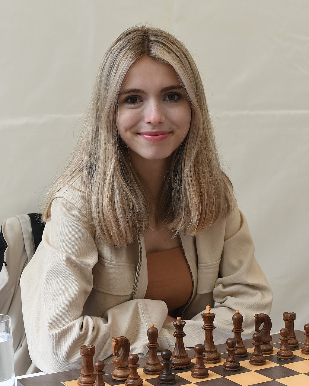 File:Anna Cramling, Chess player in Kungsträdgården,Stockholm 3.jpg -  Wikipedia