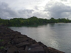 Anse et pointe de la Guérite vues du port de Port-Louis.