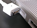 T-förmiger MagSafe-1-Stecker und -Anschluss an einem MacBook Pro (2007)