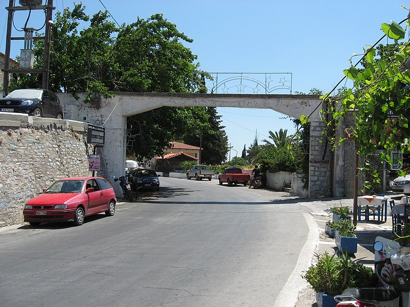 File:Aqueduct, Pyrgos. - panoramio.jpg