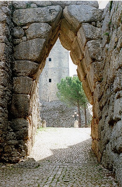 File:Arco a sesto acuto.jpg