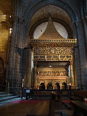 Cenotafio situado bajo el arco toral de la iglesia / Cenotaph under the transversal arch of the church