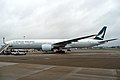 'n Cathay Pacific Boeing 777-300ER in die nuwe kleurskema.