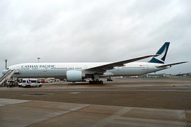 'n Cathay Pacific Boeing 777-300ER in die nuwe kleurskema.