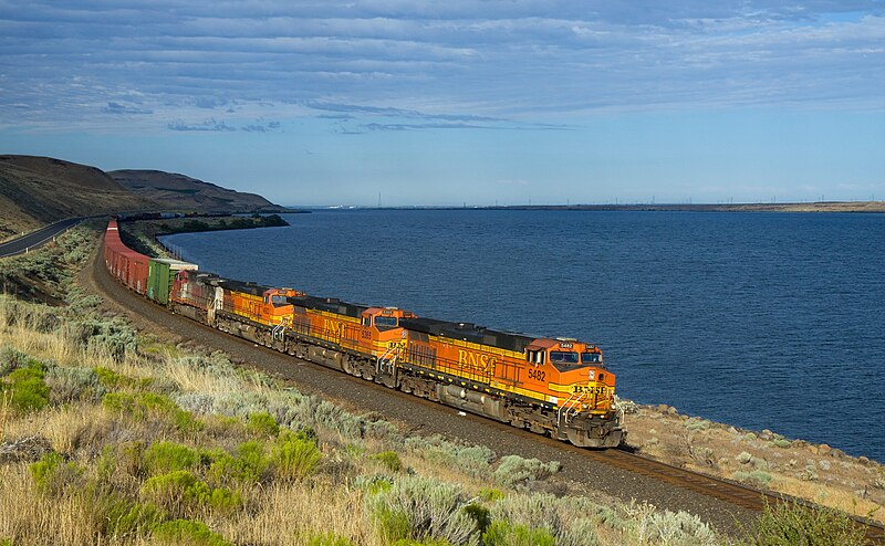 File:BNSF GE Dash-9 C44-9W Kennewick - Wishram WA.jpg