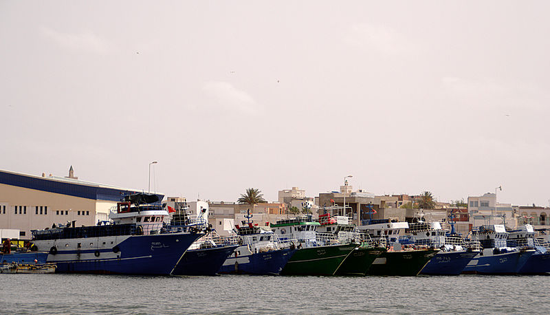 File:Balanciers au port de pêche de Sayada, Tunisie 2013.jpg