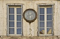 Aneroid na fasádě budovy (40 Rue du Palais, La Rochelle, Francie)