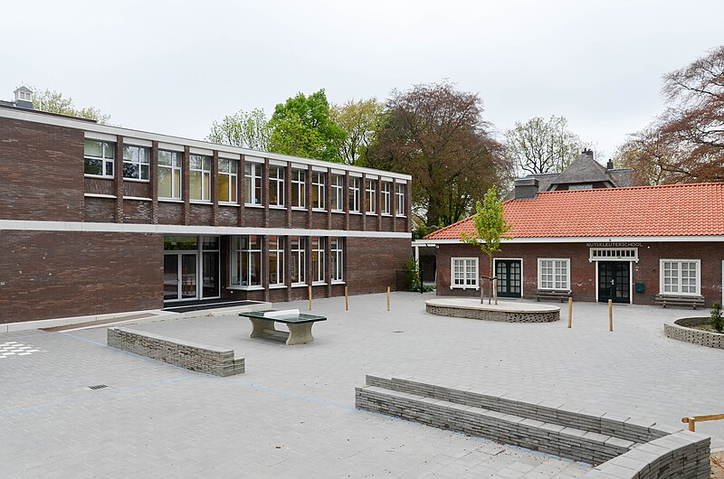 File:Basisschool Reigerlaan-schoolplein met links nieuwbouw en rechts de frobelschool.jpg