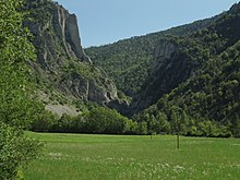 Rochers de la Lause, closing the Esparron-la-Bâtie valley (Tithonian limestone).[11]