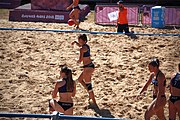 Deutsch: Beachhandball bei den Olympischen Jugendspielen 2018; Tag 3, 10. Oktober 2018; Mädchen, Vorrunde, Gruppe B - Niederlande-Argentinien 2:0 English: Beach handball at the 2018 Summer Youth Olympics at 10 October 2018 – Girls Preliminary Round Group B‎ – Netherlands-Argentina 2:0