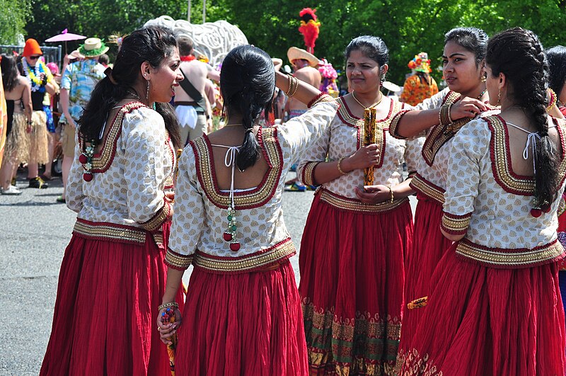 File:Before 2013 Solstice Parade 070 (9139765994).jpg