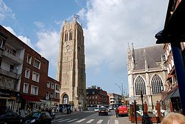 El beffroi y la iglesia