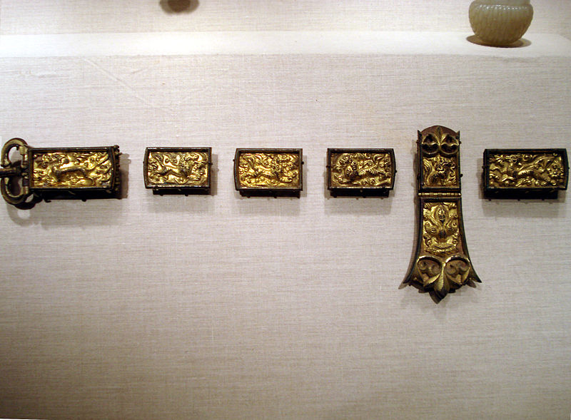 File:Belt buckle and ornaments, gilt bronze and copper, Sui Dynasty.jpg