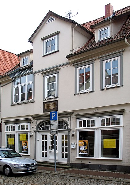 File:Bergstraße 30, Celle, hier wohnte die Malerfamilie Gottfried Kricheldorf, Karl, Wilhelm und Hermann-Gottlieb Kricheldorf.jpg