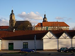 Die Kirche St. Johannis und die Bertholdsburg zu Schleusingen vom Langen Teich aus.
