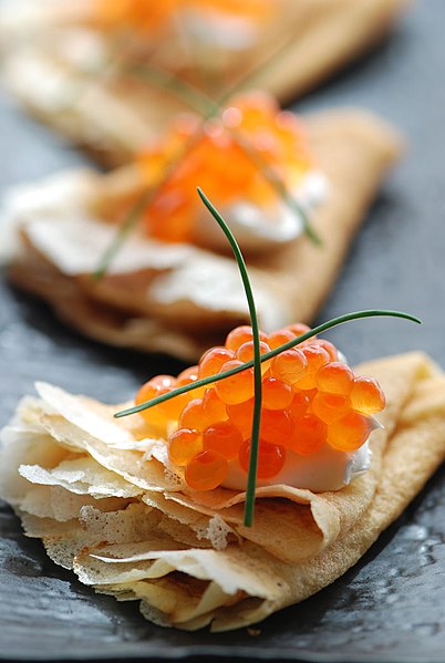 File:Blini with sour cream and red caviar.jpg