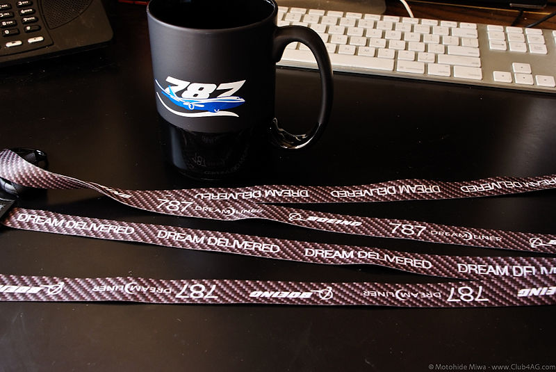 Файл:Boeing 787 Mug and Lanyard (6218972362).jpg