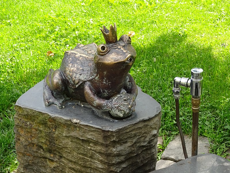 File:Botanischer Garten Innsbruck Froschkönigbrunnen 02.jpg