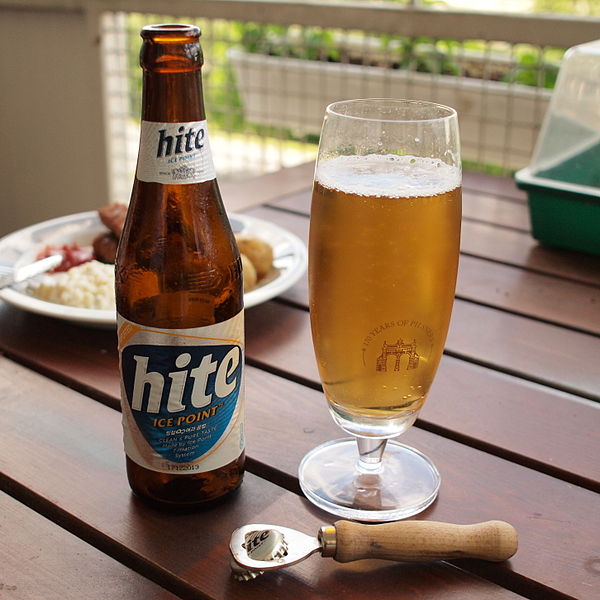 File:Bottle of Hite poured into a glass.jpg