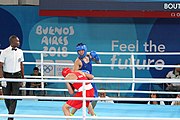 Deutsch: Boxen bei den Olympischen Jugendspielen 2018 Tag 12, 18. Oktober 2018 - Finale im Leichten Weltergewicht Jungen – Ilia Popov (Russland, rot) schlägt Talgat Shaiken (Kasachstan, blau) 4-1; Ringrichter ist James Beckles (Trinidad und Tobago). English: Boxing at the 2018 Summer Youth Olympics on 18 October 2018 – Final Light Welterweight Boys Bout - Ilia Popov (Rusia, rojo) supera a Talgat Shaiken (Kazajstán, azul) 4-1; Referee is James Beckles (Trinidad and Tobago). Español: Boxeo en los Juegos Olímpicos Juveniles de Verano de 2018 en 18 de octubre de 2018 - Chicos de peso welter ligero final: Ilia Popov (Uzbekistán, roja) le gana a Talgat Shaiken (Egipto, azul) 4-1; El árbitro es James Beckles (Trinidad y Tobago).