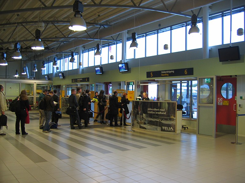 Fil:Bromma departure hall.jpg