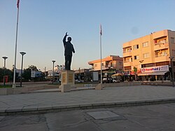 A statue of Turkish Prime Minister بولنت اجویت at a Y-junction between Taşkınköy and گچمنکوئی