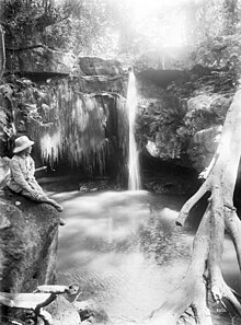 Explorateur près d'une chute d'eau en 1906, dans l'Afrique orientale allemande, à proximité du Kilimandjaro.