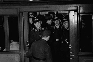 Officiers de la Luftwaffe dans le métro.