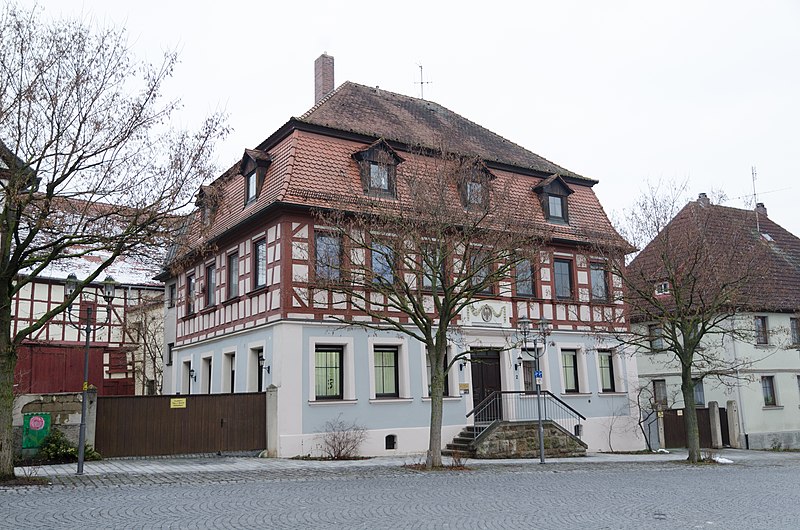 File:Burgbernheim, Marktplatz 2-002.jpg