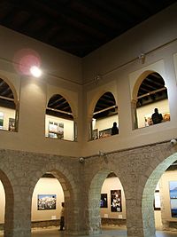 Sala principal.En el interior del Arco, unas escaleras de origen medieval dan acceso a la sala principal, reformada en la actualidad, aunque conserva un fragmento de yeserías mudéjares