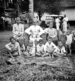 Le chef de village de Muara Beliti et sa famille (1939)