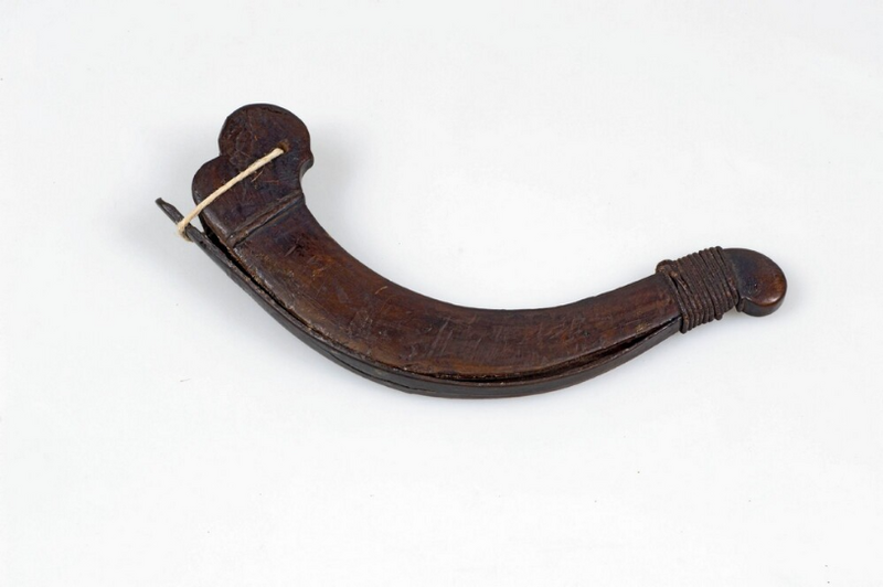 File:COLLECTIE TROPENMUSEUM Houten schede van een krom mesje - Lawi ayam TM-A-3752.png