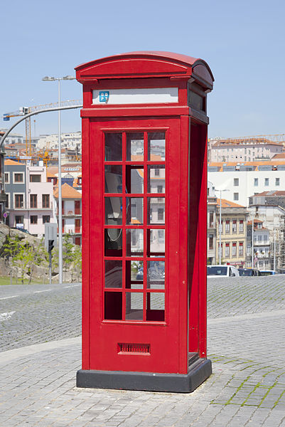 File:Cabina telefónica frente a la Catedral de Oporto, Portugal, 2012-05-09, DD 01.JPG
