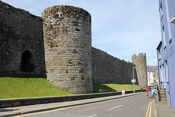 Image: Caernarfon City Walls along Greengate Street (geograph 5467215)