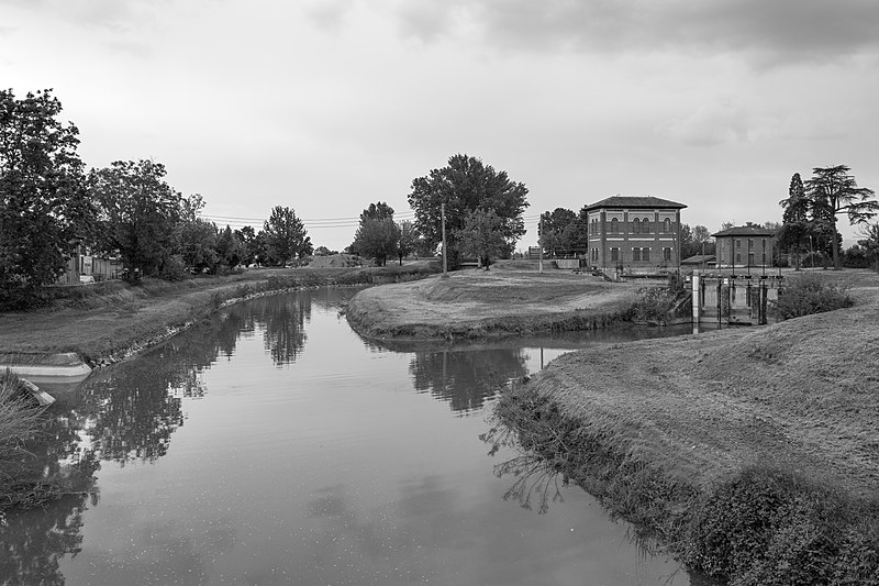 File:Canalazzo Tassone - Reggio Emilia, Italy - May 4, 2022 04.jpg