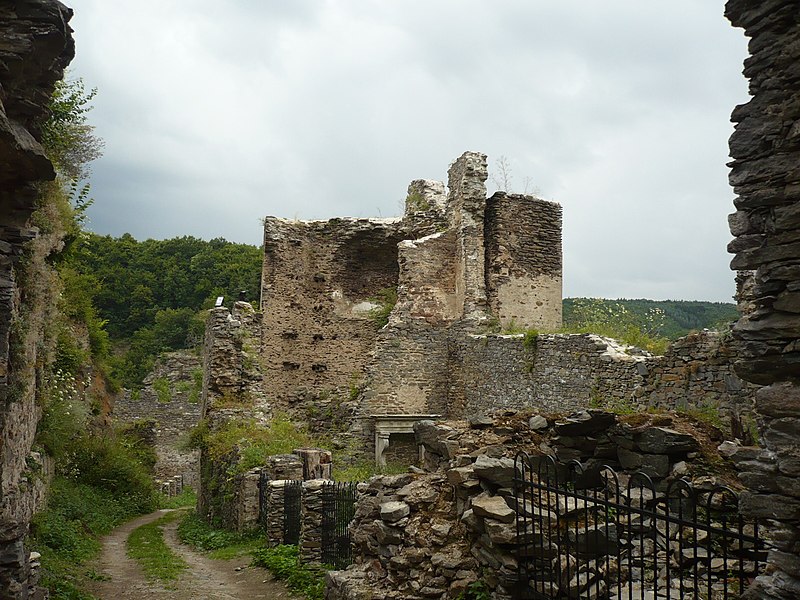 File:Castle Hardegg - broken walls.JPG