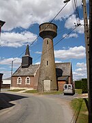 Ancien château d'eau de Fumechon et église Saint-Lucien.