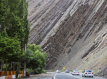 Strmě ponořené vrstvy sedimentárních hornin podél Chalous Road v severním Íránu