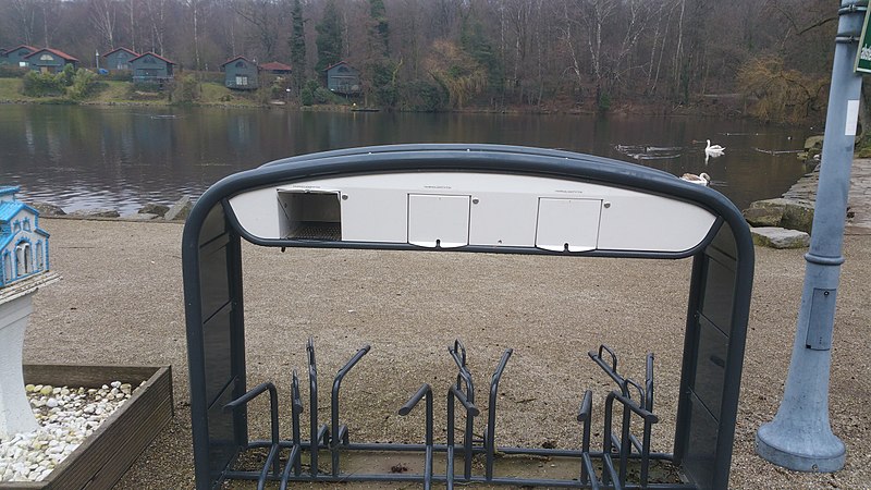 File:Charging station Hariksee Inselschlösschen.jpg