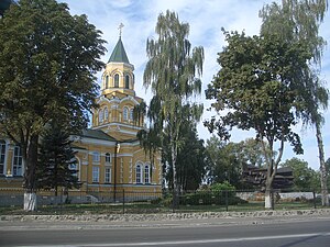 Покровська церква (ПЦУ) і меморіал воїнів Дсв у Нових Петрівцях.