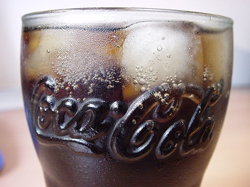 File:Coca-Cola Glas mit Eis.jpg