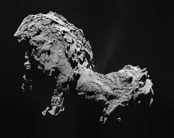 Mosaïque de quatre photographies de la comète 67P/Tchourioumov-Guérassimenko prises par la sonde Rosetta en septembre 2014. (définition réelle 4 400 × 3 500)